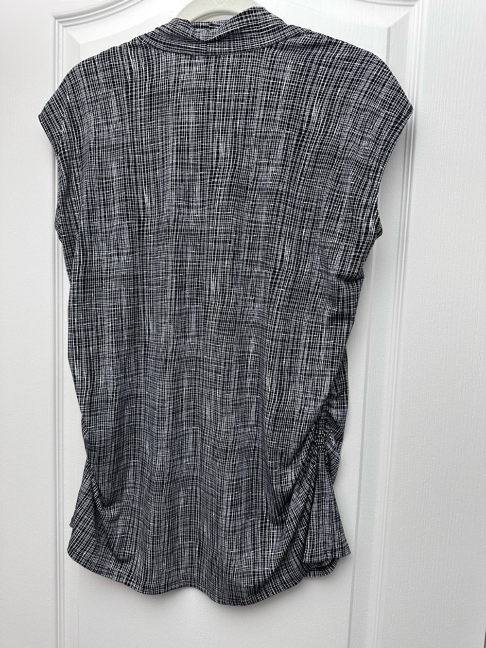 Vince Camuto Black & White V-Neck Ruched Side Cap-Sleeve Tunic - Picture 4 of 8